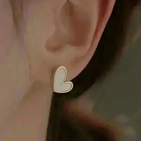 Minimalist Heart Shaped Stud Earrings - Picture 2 of 3